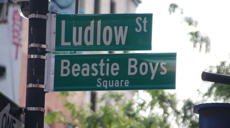 Straßenkreuzung in New York nach den Beastie Boys benannt