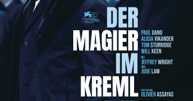 DER MAGIER IM KREML ab 9. April 2026 im Kino mit Paul Dano, Jude Law, Alicia Vikander u.v.a.